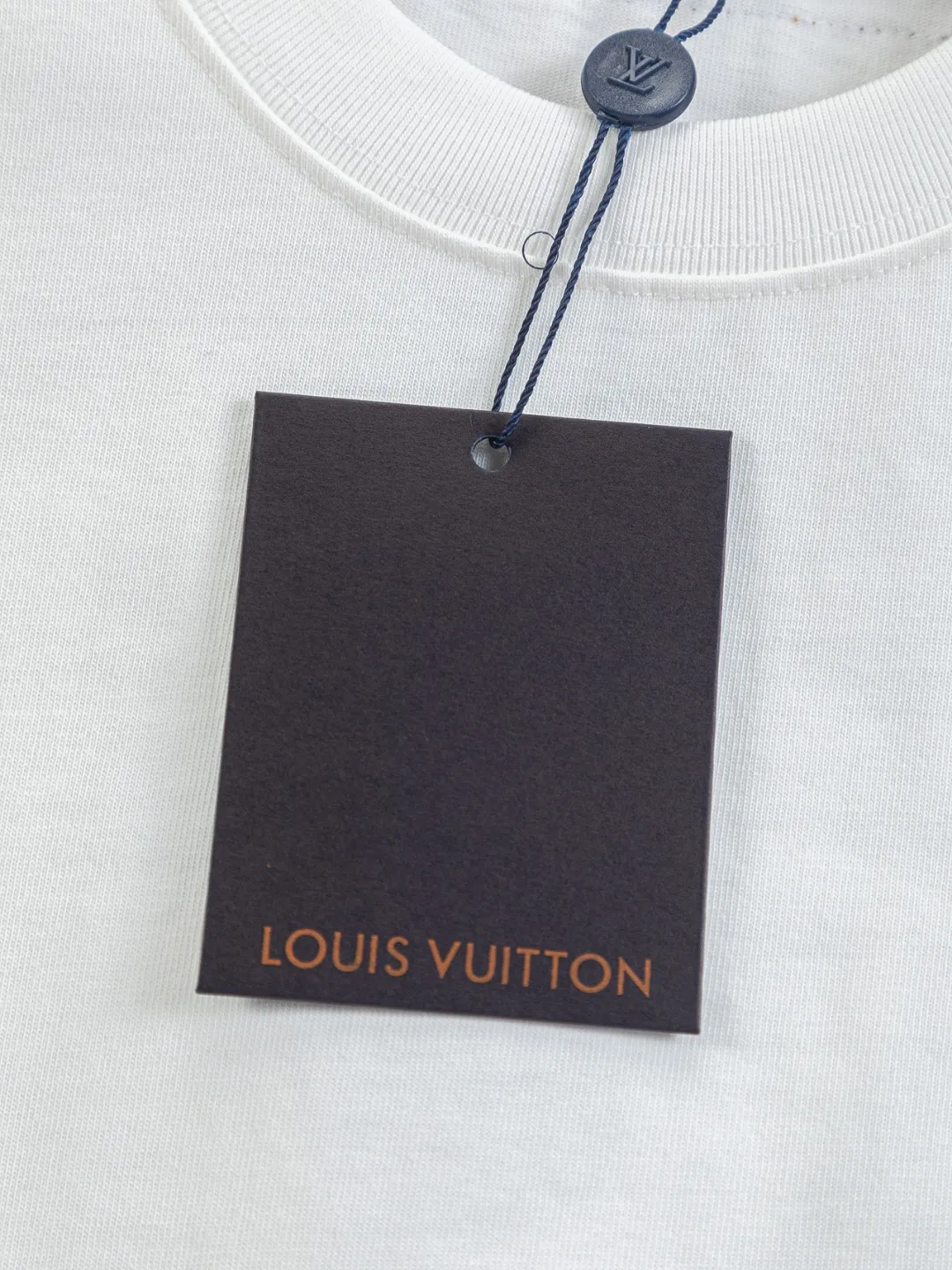🅿️190 Louis Vuitton 1V LV lv slightly wide version S-XL LV 26ss new products are available at the counter simultaneously. Multiple craftsmanship. Chest patch letter 🪡 embroidery. Back patch letter large logo 🪡 embroidery. Round neck short-sleeved T-shirt, same style for men and women! Consigned to one-to-one creation. Synchronized with the official website, pure cotton fabrics at the counter! It is close to the skin and comfortable, durable and easy to wear. It has a classic and simple logo design and meticulous original craftsmanship. Short-sleeves, a must-have item for men, do not appear to be the same for the general public, but must be unique and eye-catching. This LV short-sleeve is all about quality, comfort, the same shape and fashion as always, including fabrics and cutting techniques. All of them have been made with great effort! 320 grams of washed pure cotton fabric, pure cotton is breathable, very refreshing and comfortable for daily wear. The rib knitting on the neckline is smooth and tight, and the neckline will not be skewed if you toss it at will. The loose version, you will find that it looks really good on the upper body. The overall is minimalist and neat, super versatile for daily use! Pair it casually with a pair of pants for a youthful look. A T-shirt will make your outfit crazy. It is a fashionable item that can never go wrong! Color: Black White Size: S-XL Size chart: S: Shoulder width 50-Bust 56-Length 70 M: Shoulder width 52-Bust 57-Length 72 L: Shoulder width 54-Bust 59-Length 74 XL: Shoulder width 56-Bust 62-Length 76